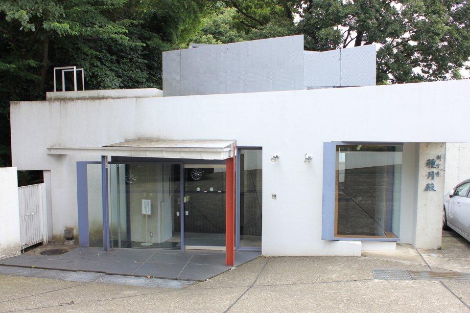 世田谷区の耕雲寺種月殿の白い式場入口とスロープ、JA東京中央セレモニーセンターが案内する葬儀 世田谷区