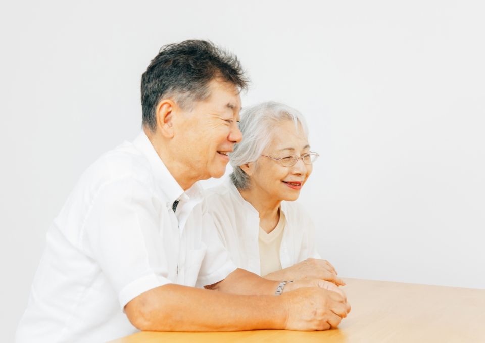 自宅で将来について穏やかに話す高齢者