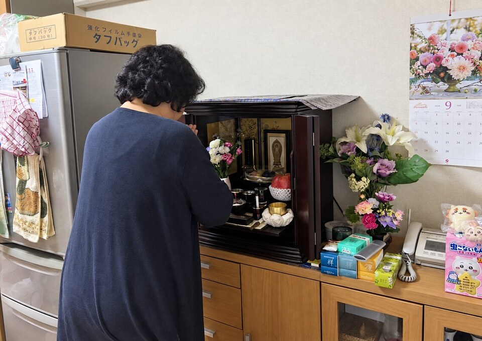 ご自宅の仏壇に手を合わせるA.Y様
